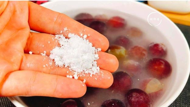 Rửa nho đừng chỉ dùng nước lã: Thêm thứ này mới hết bụi bẩn, côn trùng, yên tâm ăn cả vỏ-4
