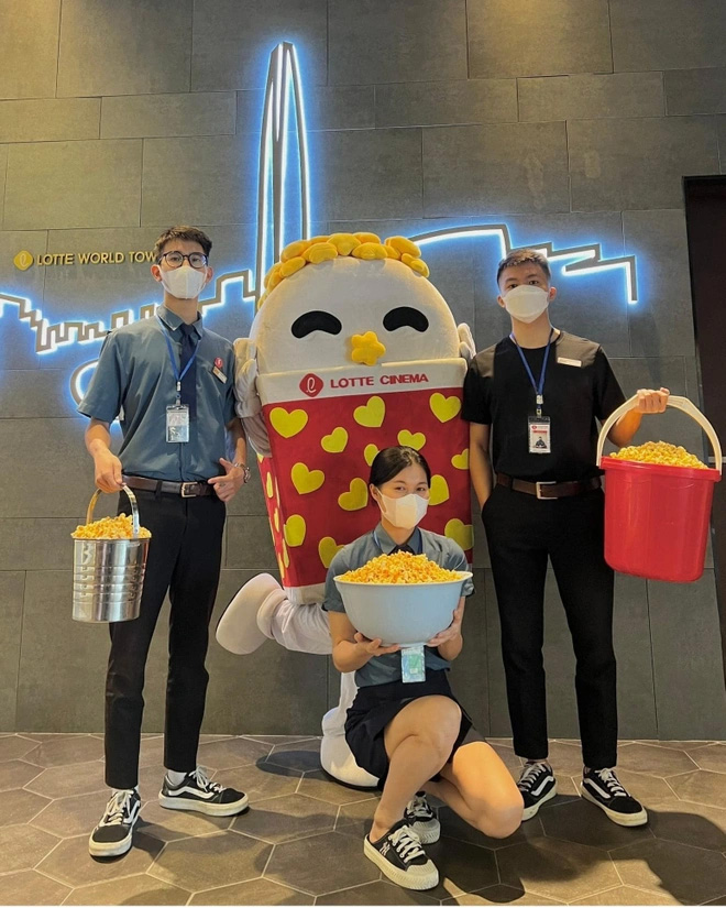 Rạp Lotte bị phản ứng vì tổ chức ăn bắp rang bằng xô-1