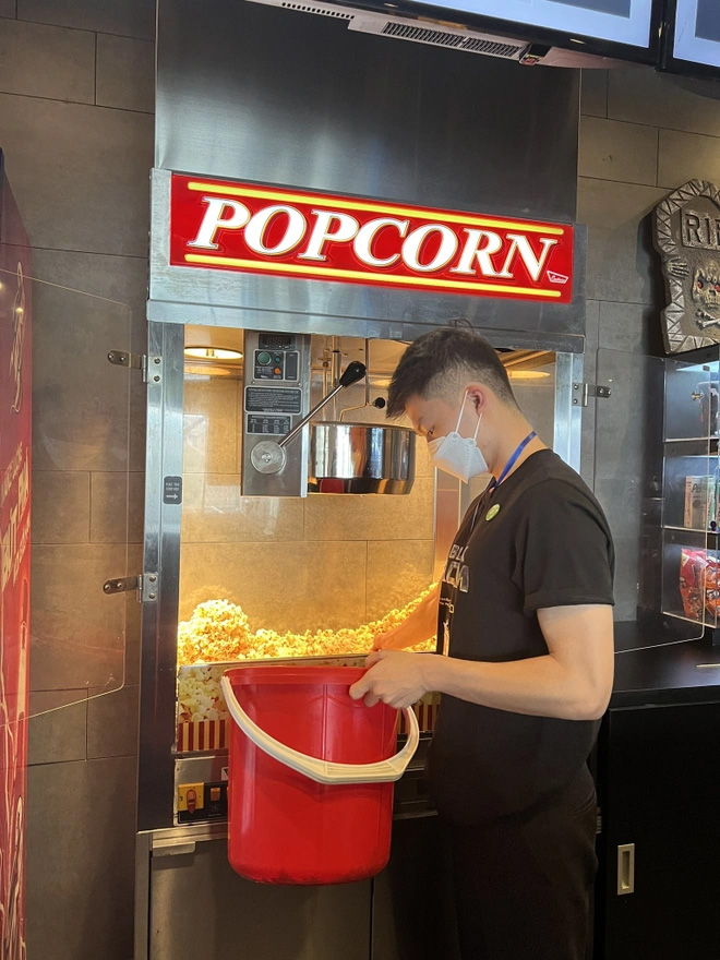 Rạp Lotte bị phản ứng vì tổ chức ăn bắp rang bằng xô-2