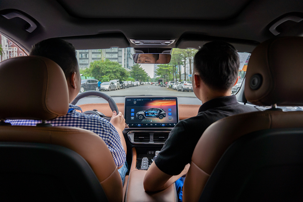 Nhiều khách hàng TP.HCM xuống tiền sau khi lái thử VinFast VF 8-6