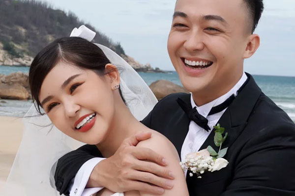 Hoa hậu Lê Âu Ngân Anh lộng lẫy trong lễ vu quy bí mật, nhà trai đón dâu bằng siêu xe bạc tỉ-10