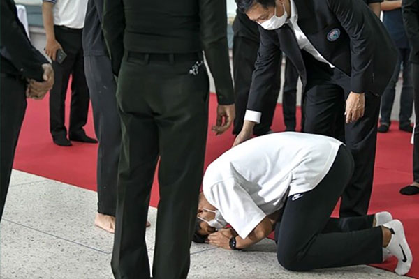 Thủ môn Thái Lan gây tai nạn quỳ lạy xin lỗi gia đình nạn nhân-1