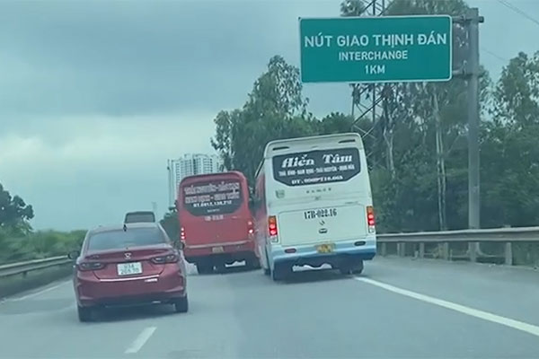 Dừng đèn đỏ, 4 người trong 1 gia đình bị xe tải tông tử vong-3