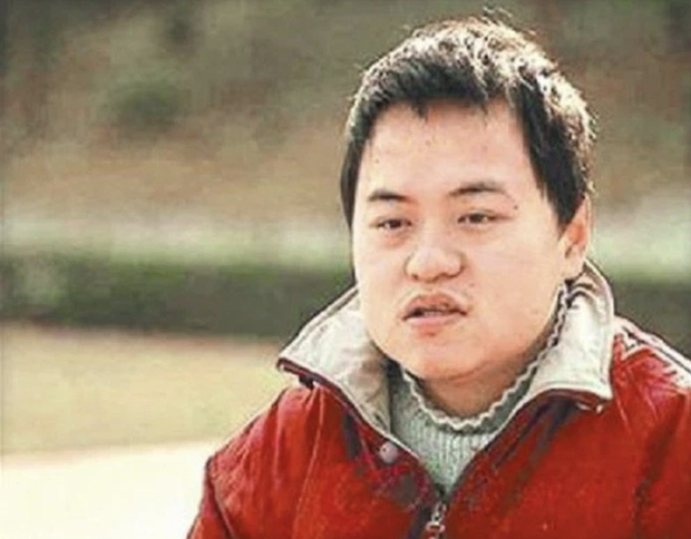 Cuộc đời thần đồng bị huỷ hoại vì mẹ quá nuông chiều: 17 tuổi đã học thạc sĩ nhưng ăn cần người đút, đánh răng tận giường-4