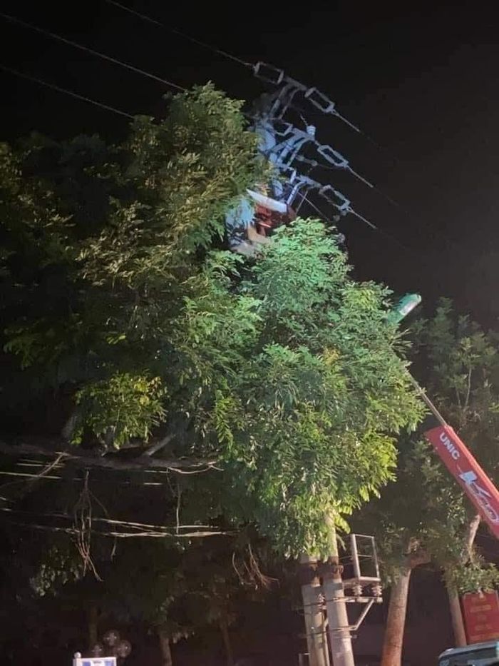 Thanh niên ngồi vắt vẻo trên đỉnh cột điện, hàng trăm người dân xem giải cứu ở Lào Cai-3