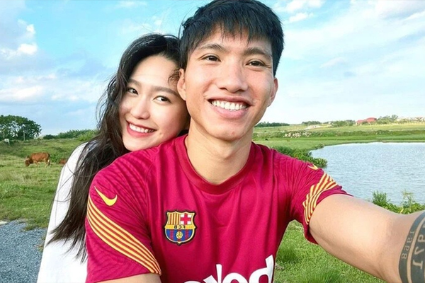 Doãn Hải My ra sân bóng cùng Đoàn Văn Hậu, gây chú ý với cách ứng xử khi gặp phụ huynh của đàn anh-8