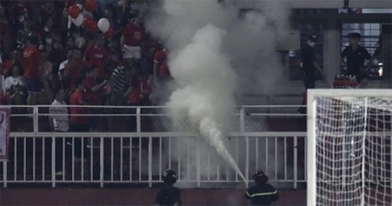 CĐV Hải Phòng bỏng mặt vì nổ bóng bay-1