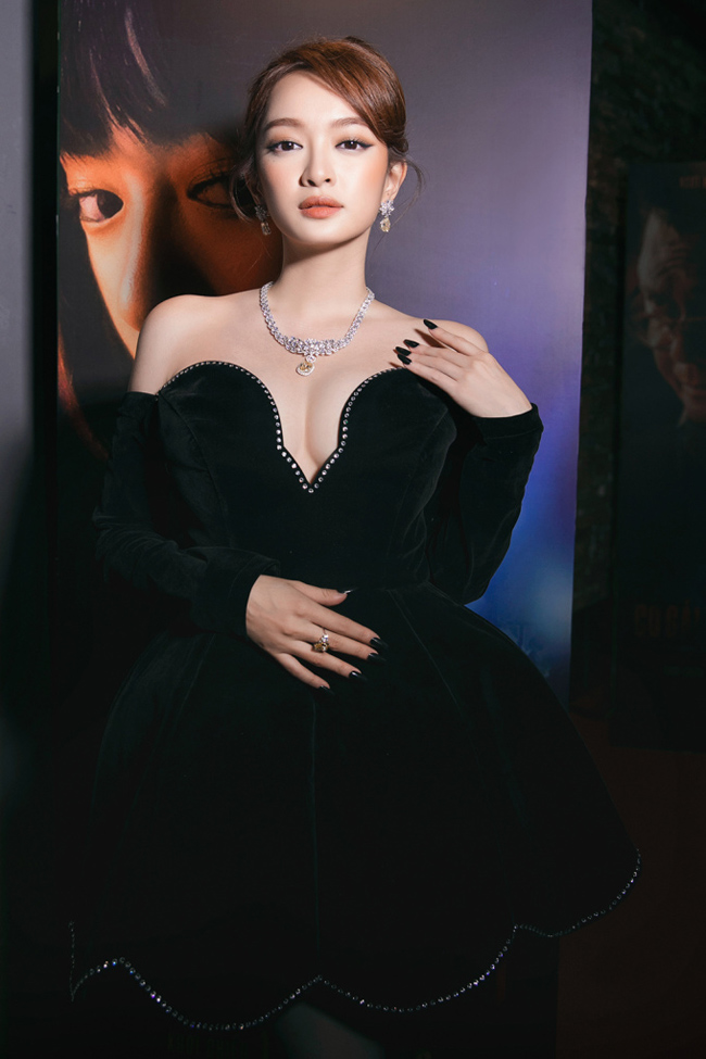 Mỹ nhân Em chưa 18, Hương Tràm cao mét rưỡi vẫn gợi cảm hết nấc nhờ chăm độ body-10