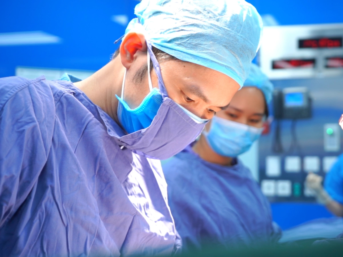 Bé gái bị tụ máu vùng kín phải cấp cứu chỉ vì ngồi sai tư thế khi đi vệ sinh-2