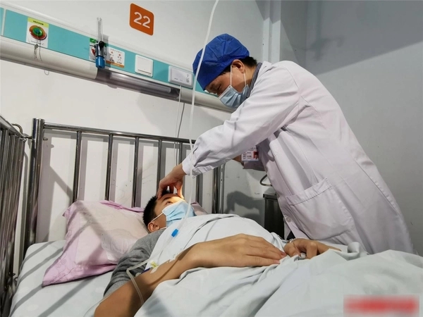 Nặn mụn ở mũi, thiếu niên bị viêm màng não do nhiễm trùng-2