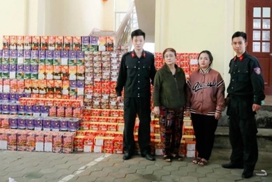 Hai mẹ con giấu hơn 800 kg pháo nổ trong phòng ngủ