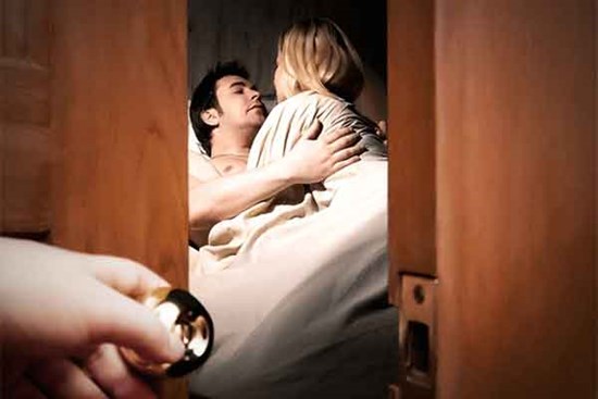Tới tiệm sửa xe của anh trai, thấy điều khó tin giữa chị dâu và gã thợ