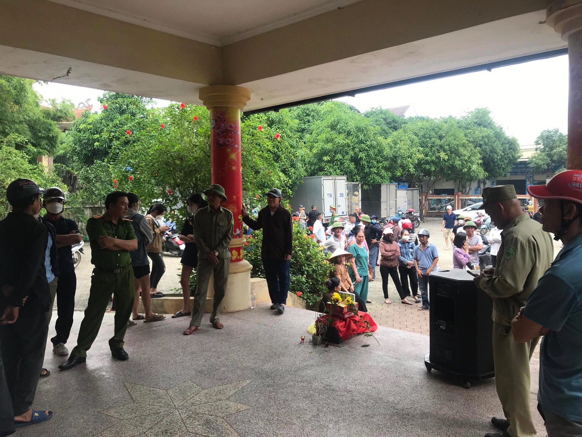 Dân mang tiểu tới trụ sở UBND phường tố chủ đầu tư xâm phạm mồ mả-1