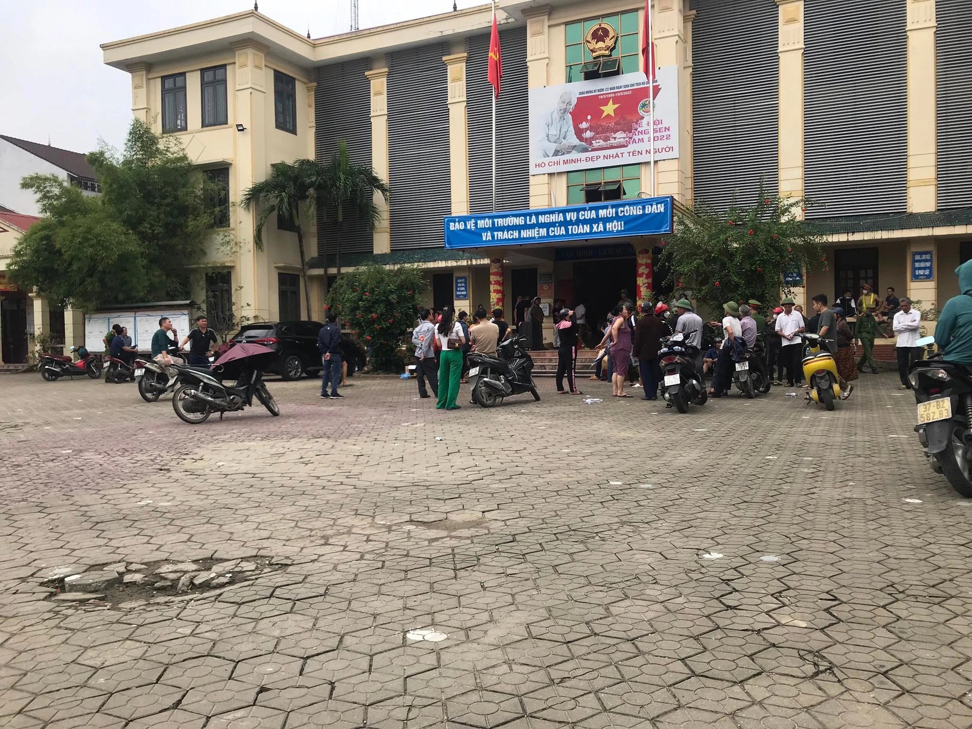 Dân mang tiểu tới trụ sở UBND phường tố chủ đầu tư xâm phạm mồ mả-2