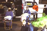 Cha mẹ đau đớn chờ tin con bên ngoài bệnh viện sau thảm kịch Itaewon-4