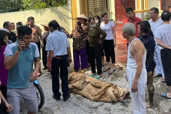 Vụ 3 con gái đổ xăng đốt nhà mẹ: Người dân vẫn bủn rủn khi kể lại lúc đưa các nạn nhân ra ngoài-3