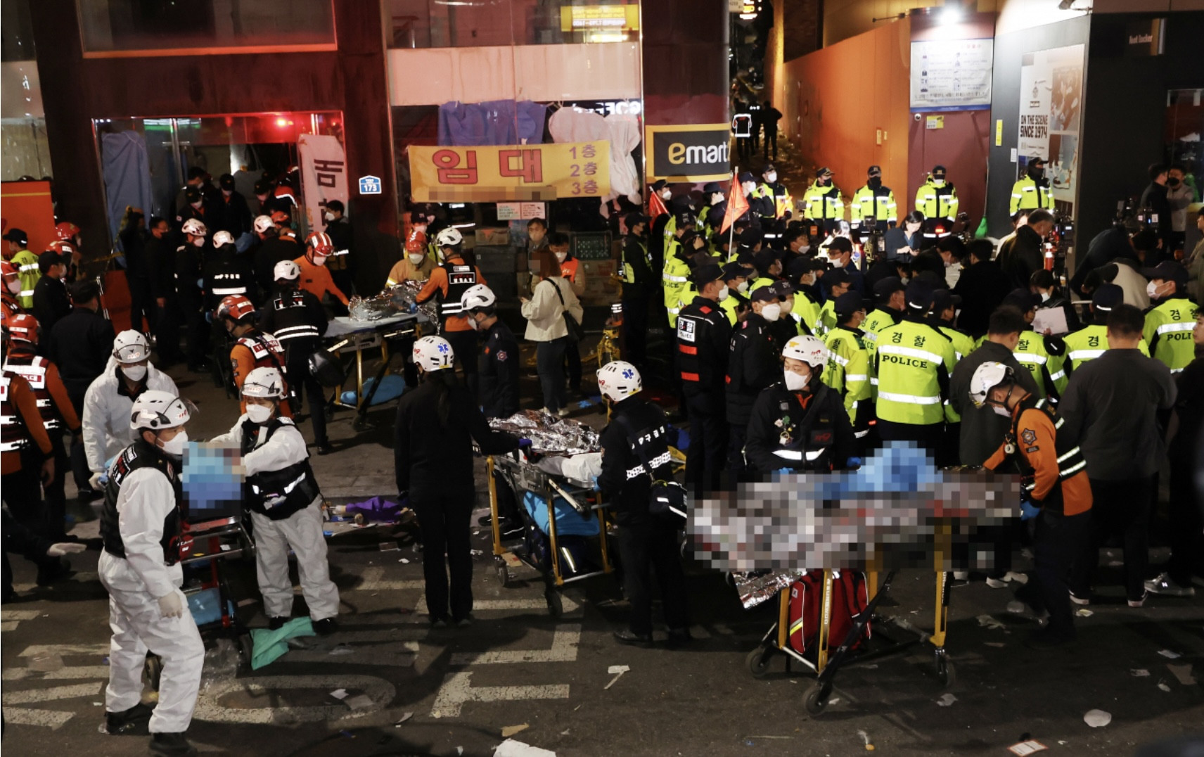 Cha mẹ đau đớn chờ tin con bên ngoài bệnh viện sau thảm kịch Itaewon-1