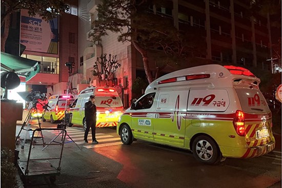 Cha mẹ đau đớn chờ tin con bên ngoài bệnh viện sau thảm kịch Itaewon