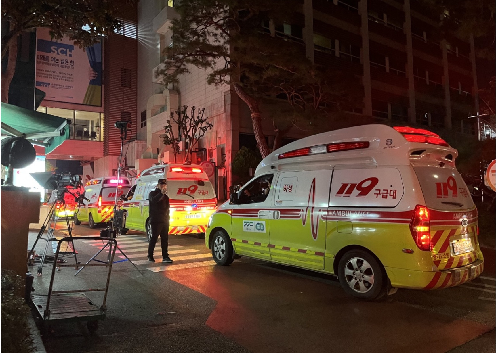 Cha mẹ đau đớn chờ tin con bên ngoài bệnh viện sau thảm kịch Itaewon-3