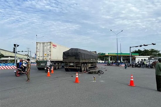 Dừng đèn đỏ, 4 người trong 1 gia đình bị xe tải tông tử vong