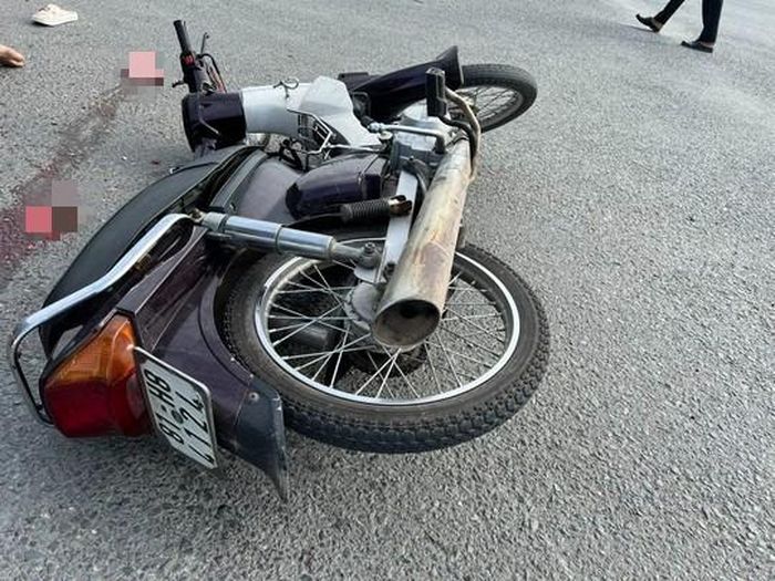 Dừng đèn đỏ, 4 người trong 1 gia đình bị xe tải tông tử vong-2