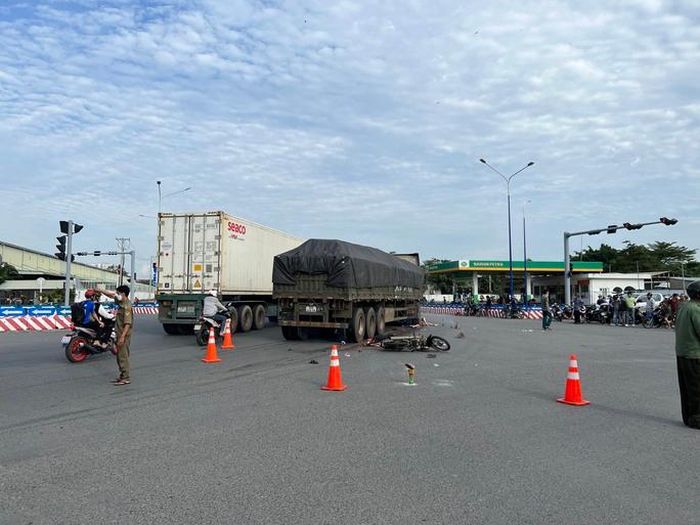 Dừng đèn đỏ, 4 người trong 1 gia đình bị xe tải tông tử vong-1