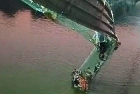 Sập cầu ở Ấn Độ, nhiều người thiệt mạng