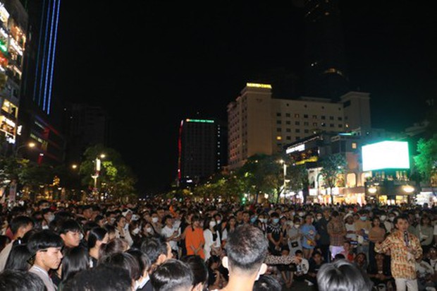 Phố đi bộ ở TP.HCM đông nghẹt người đi chơi Halloween sớm-1