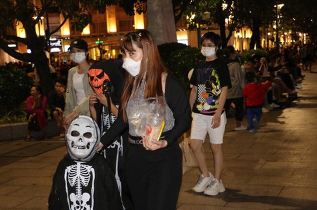 Phố đi bộ ở TP.HCM đông nghẹt người đi chơi Halloween sớm-2