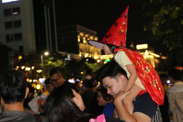 Phố đi bộ ở TP.HCM đông nghẹt người đi chơi Halloween sớm-3