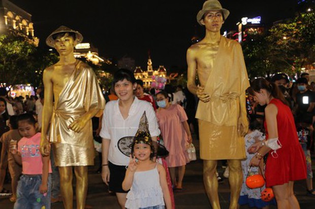 Phố đi bộ ở TP.HCM đông nghẹt người đi chơi Halloween sớm-4