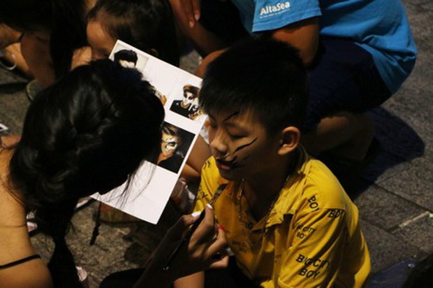 Phố đi bộ ở TP.HCM đông nghẹt người đi chơi Halloween sớm-5