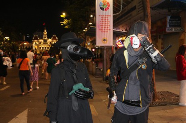 Phố đi bộ ở TP.HCM đông nghẹt người đi chơi Halloween sớm-10