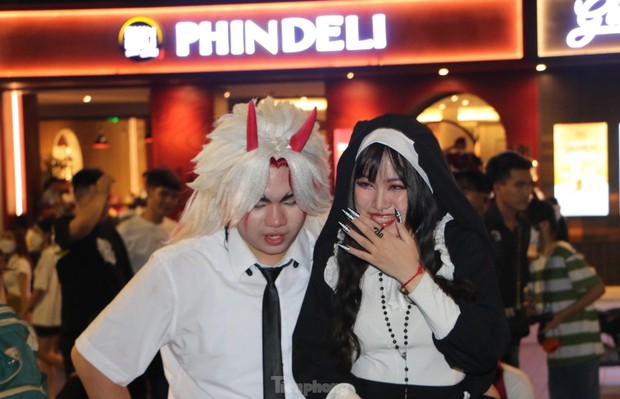 Phố đi bộ ở TP.HCM đông nghẹt người đi chơi Halloween sớm-11