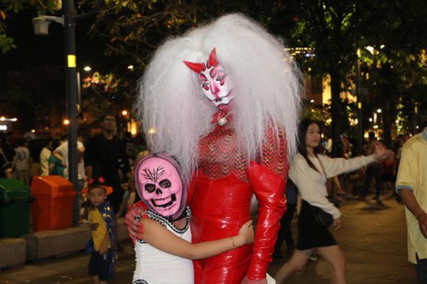 Phố đi bộ ở TP.HCM đông nghẹt người đi chơi Halloween sớm-12