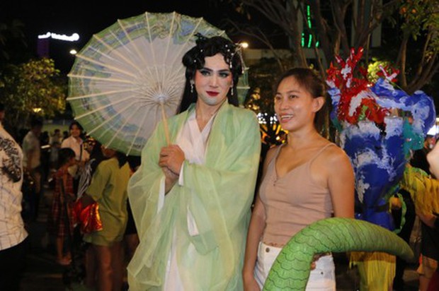 Phố đi bộ ở TP.HCM đông nghẹt người đi chơi Halloween sớm-13