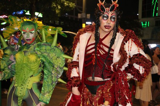 Phố đi bộ ở TP.HCM đông nghẹt người đi chơi Halloween sớm-14