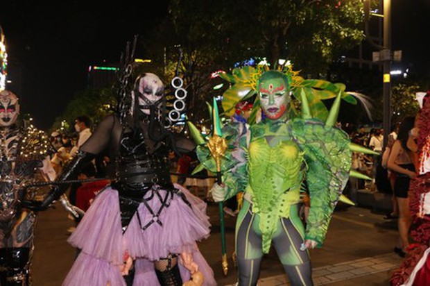 Phố đi bộ ở TP.HCM đông nghẹt người đi chơi Halloween sớm-15