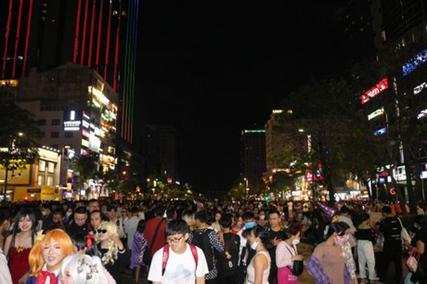 Phố đi bộ ở TP.HCM đông nghẹt người đi chơi Halloween sớm-16