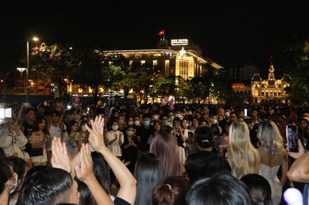 Phố đi bộ ở TP.HCM đông nghẹt người đi chơi Halloween sớm-8