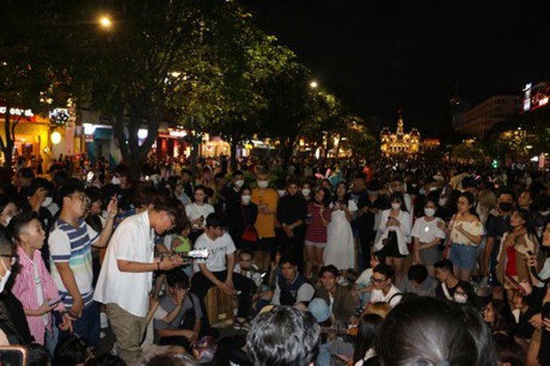 Phố đi bộ ở TP.HCM đông nghẹt người đi chơi Halloween sớm-9