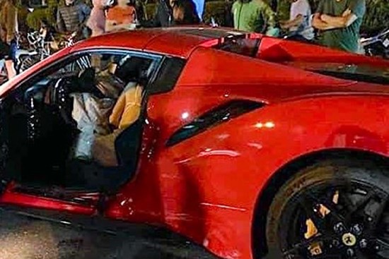 Xe Ferrari 488 tông chết người, xuất hiện ảnh cô gái trẻ ngồi ghế lái