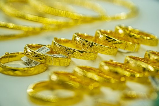 Giá vàng hôm nay 31/10: Vàng thế giới giảm, vàng trong nước bất động