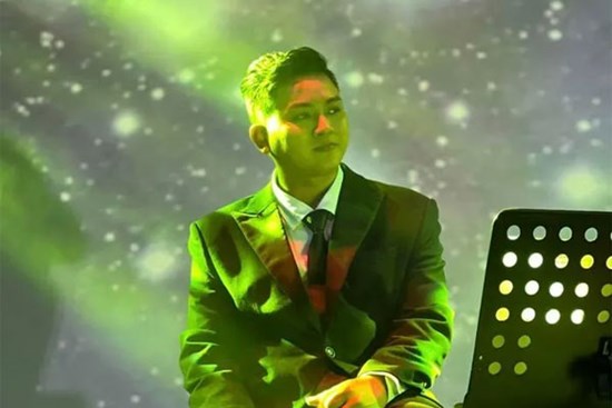 Hoài Lâm hát 'Hoa nở không màu' tại phòng trà, giọng hát vẫn sáng rực như thuở hoàng kim!