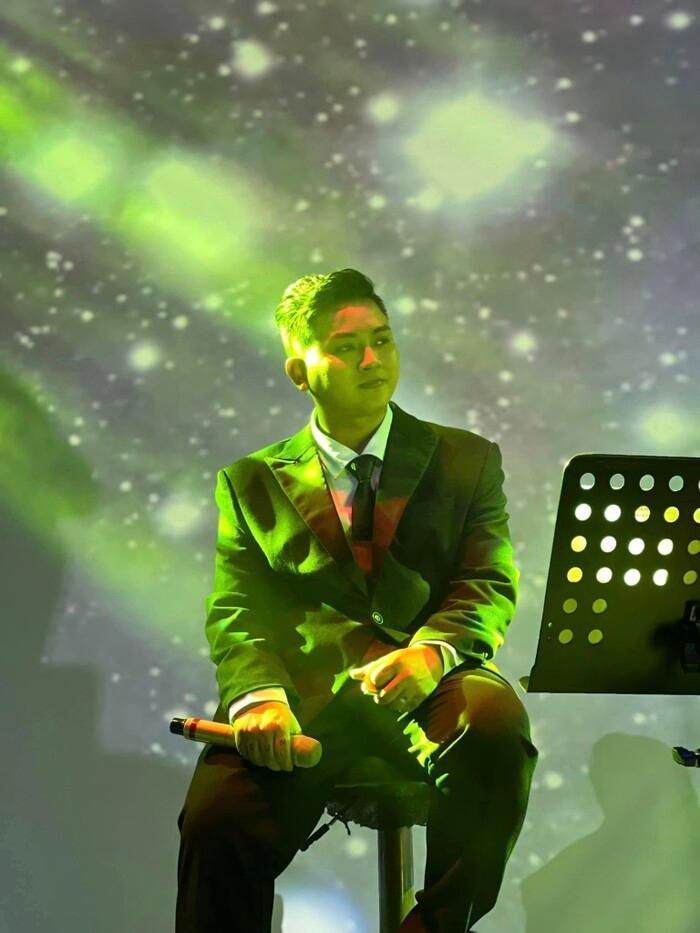 Hoài Lâm hát Hoa nở không màu tại phòng trà, giọng hát vẫn sáng rực như thuở hoàng kim!-1