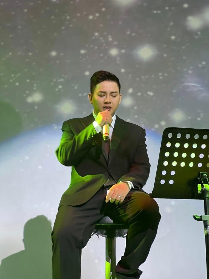 Hoài Lâm hát Hoa nở không màu tại phòng trà, giọng hát vẫn sáng rực như thuở hoàng kim!-2