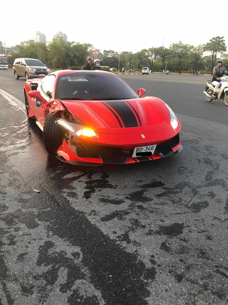 Danh tính người điều khiển siêu xe Ferrari va chạm với xe máy khiến 1 người tử vong cạnh sân Mỹ Đình-1