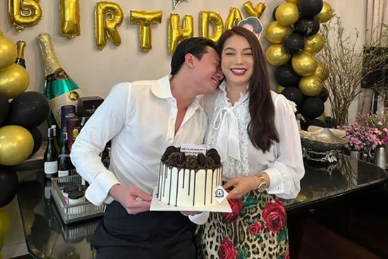 Trương Ngọc Ánh và bạn trai kém 14 tuổi sánh đôi trong tiệc sinh nhật, cử chỉ ngọt ngào gây chú ý