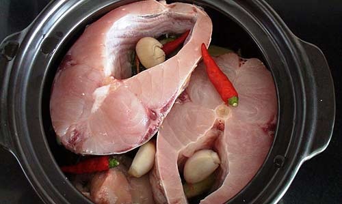 Kho cá đừng chỉ cho mắm với đường: Cho thêm 1 thứ này đảm bảo nồi cá kho thơm lừng, chắc thịt không tanh-2