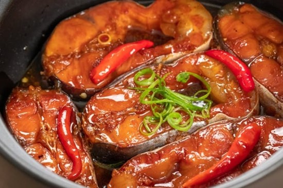 Kho cá đừng chỉ cho mắm với đường: Cho thêm 1 thứ này đảm bảo nồi cá kho thơm lừng, chắc thịt không tanh